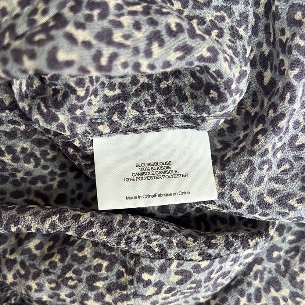 Tory Burch Silk Leopard Print Ruffle Front
Blouse, size 2 womens - Picture 12 of 12